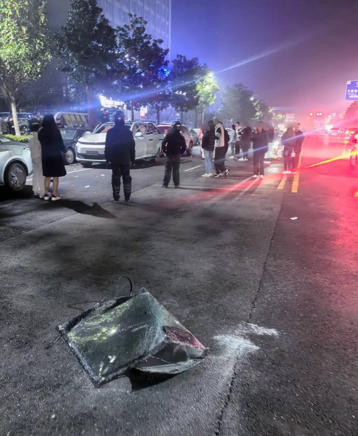 西安街頭一新能源車凌晨突發(fā)爆響<strong></p>
<p>長(zhǎng)沙庭院景觀設(shè)計(jì)好不好</strong>，擋風(fēng)玻璃震裂掉落，車企客服稱車內(nèi)有不安全物品，警方介入調(diào)查，網(wǎng)傳部分信息與實(shí)際不符:長(zhǎng)沙庭院景觀設(shè)計(jì)好不好